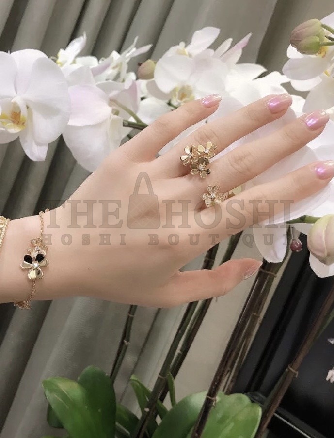 V*n Cl**f & Arpels Four Flowers Open End Ring, Frivole Between the Finger ring Master Quality
