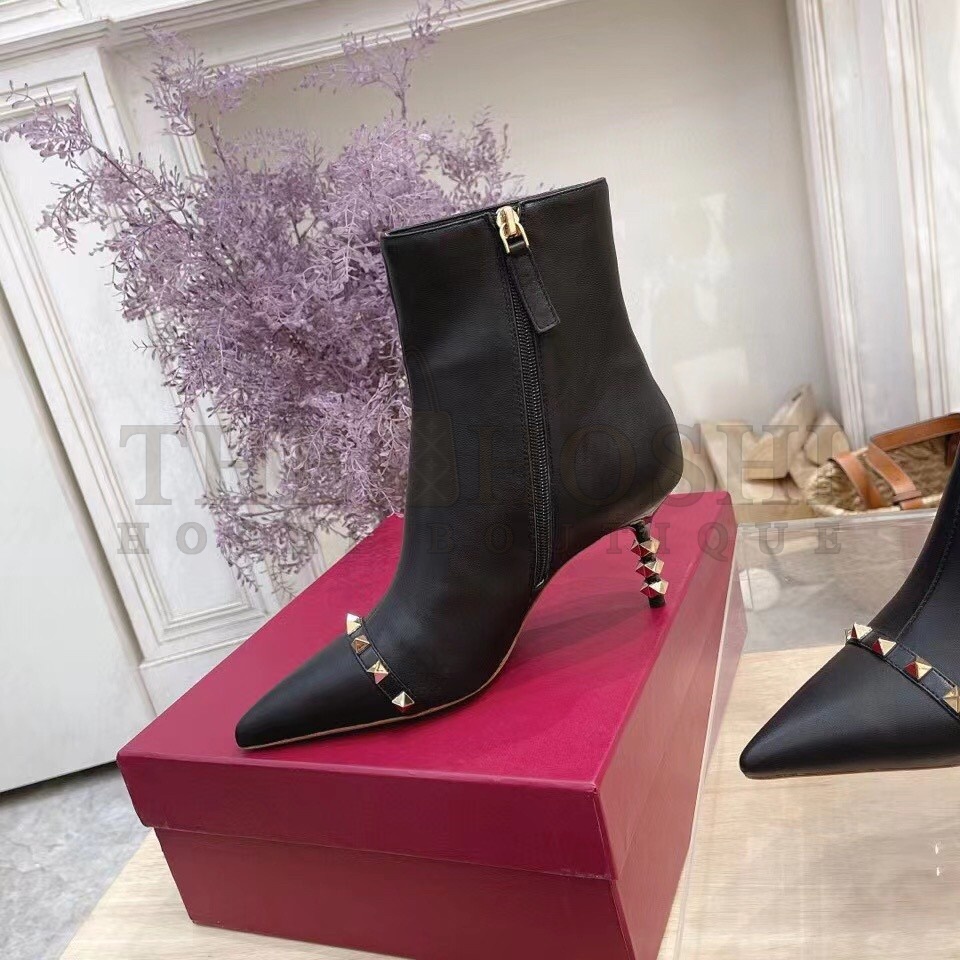 Va1e*ntin0 Black Rockstud Ankle Boots with Sculpted Heel Master Quality