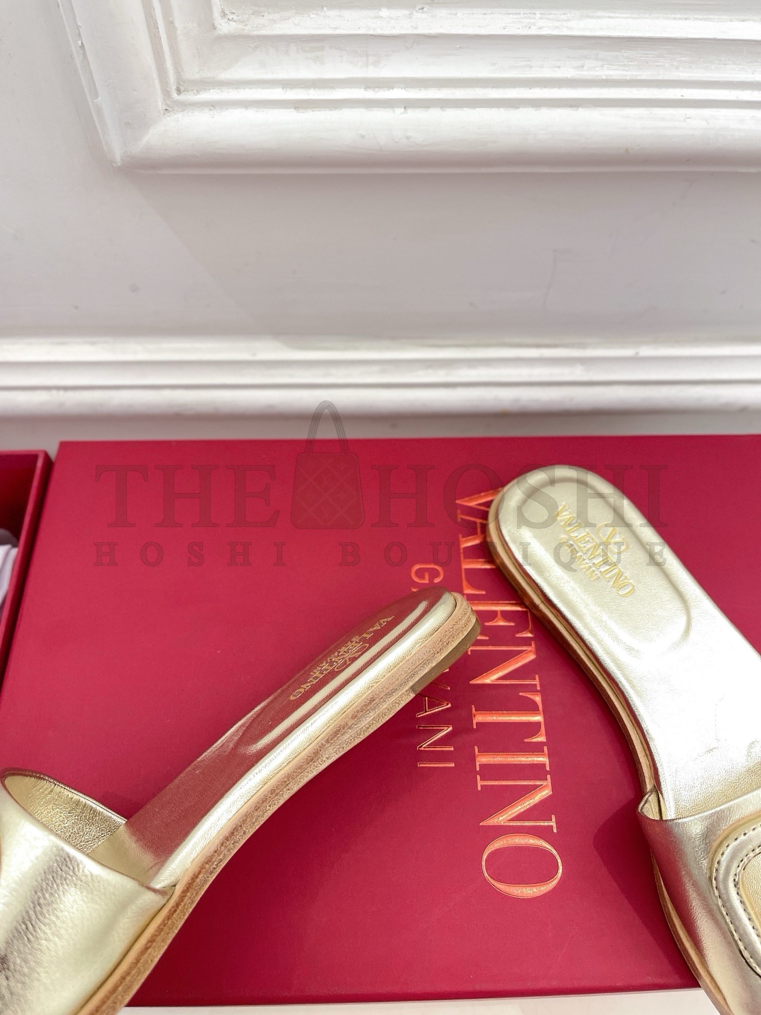 Va1e*ntin0 VLogo Cut-out Slide Sandals in Gold Metallic Leather Master Quality