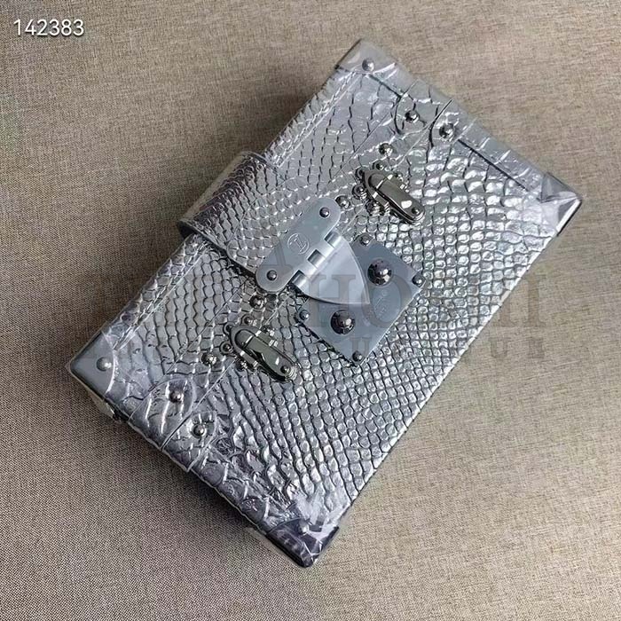 L0vis Vvtt0n LV Women Petite Malle Handbag Metallise Froisse Silver Brilliant Alligator Leather Master Quality