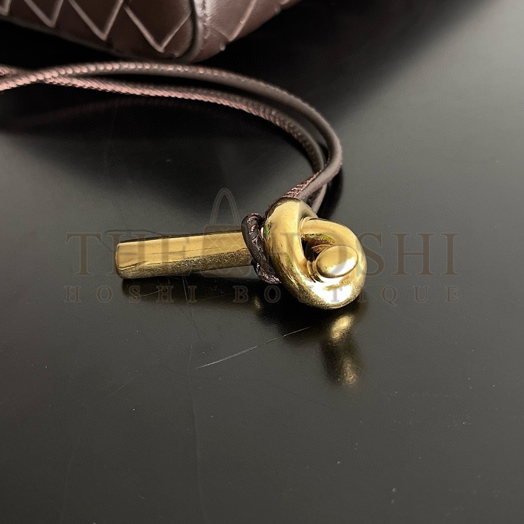 B0tt*ga Ven*ta Andiamo Clutch with Handle in Fondant Intrecciato Lambskin Master Quality