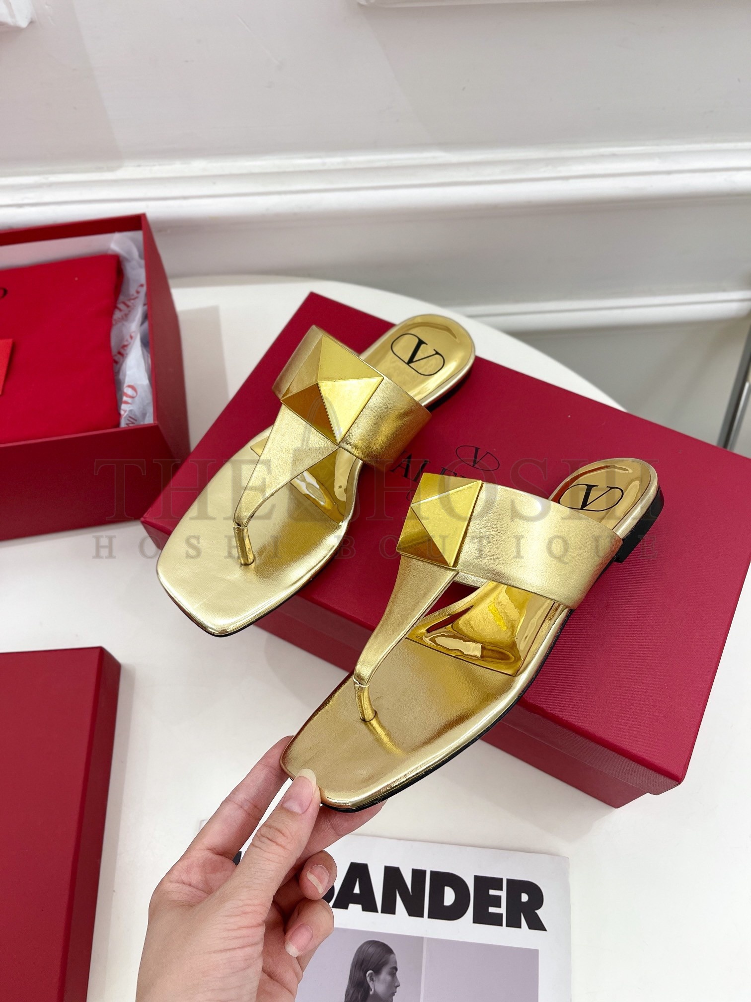 Va1e*ntin0 One Stud Flat Thong Sandals In Gold Metallic Leather Master Quality