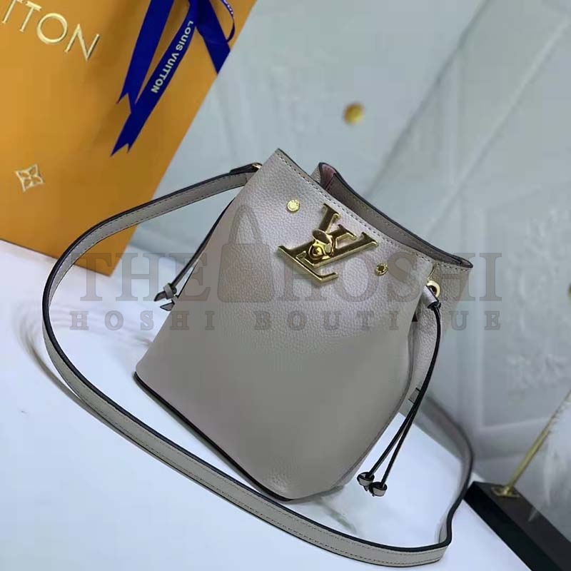 L0vis Vvtt0n LV Women Nano Lockme Bucket Bag Greige Beige Grained Calf Master Quality