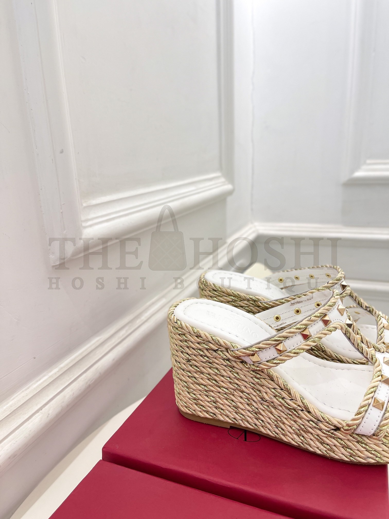 Va1e*ntin0 Garavani Rockstud Wedge Sandals in White Calfskin Master Quality