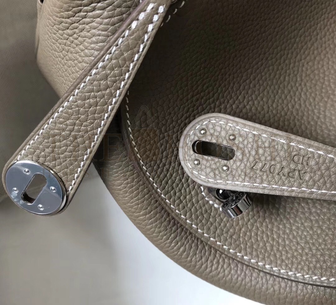 H**me5 Lindy 26cm Bag In Taupe Grey Clemence With PHW Master Quality