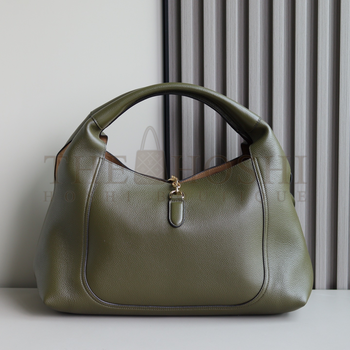 Gvc*1 Softbit Large Hobo Shoulder Bag – Green Grained Leather, Detachable Handle, Magnetic Closure, 46 x 26 x 16 cm Master Quality