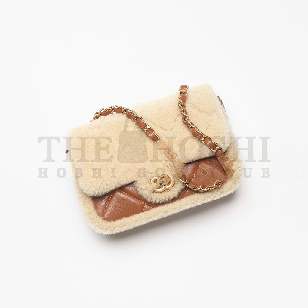 Ch**el SHEARLING LAMBSKIN & GOLD-TONE METAL FLAP BAG AS5148 (18*12*6cm) Master Quality